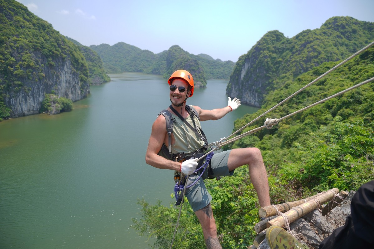 Du khách yêu thiên nhiên có thể tham gia các tour trekking và leo núi tại đảo Cát Bà
