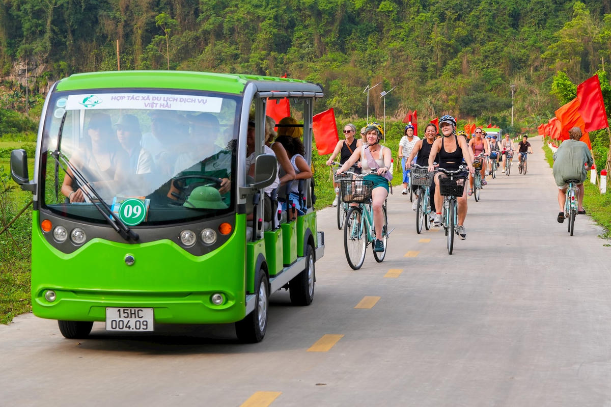 Du khách trải nghiệm đạp xe khám phá làng chài Việt Hải