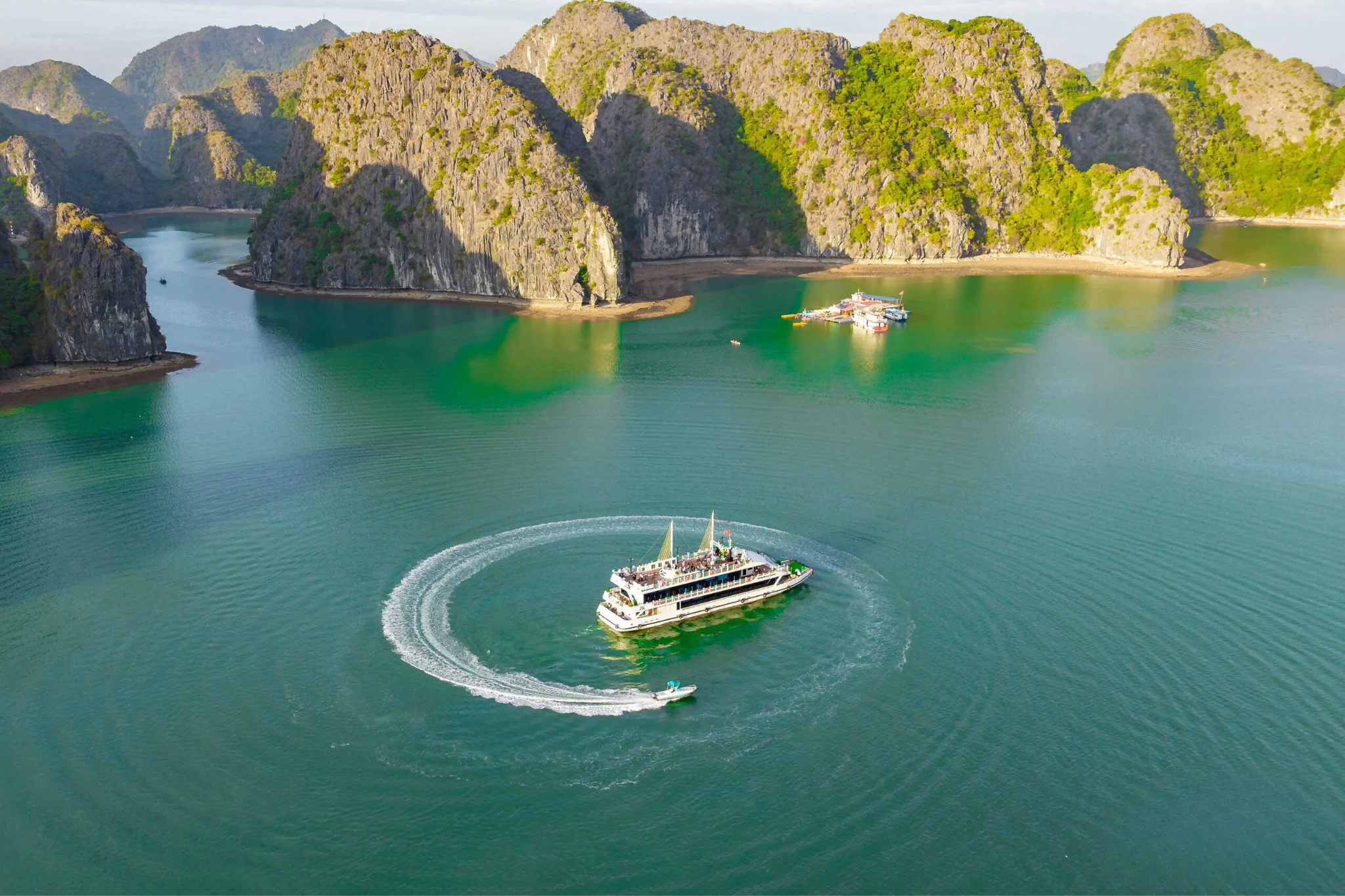 Những lớp núi đá của vịnh Lan Hạ nối tiếp nhau giữa mặt nước, tạo nên khung cảnh khoáng đạt và yên bình