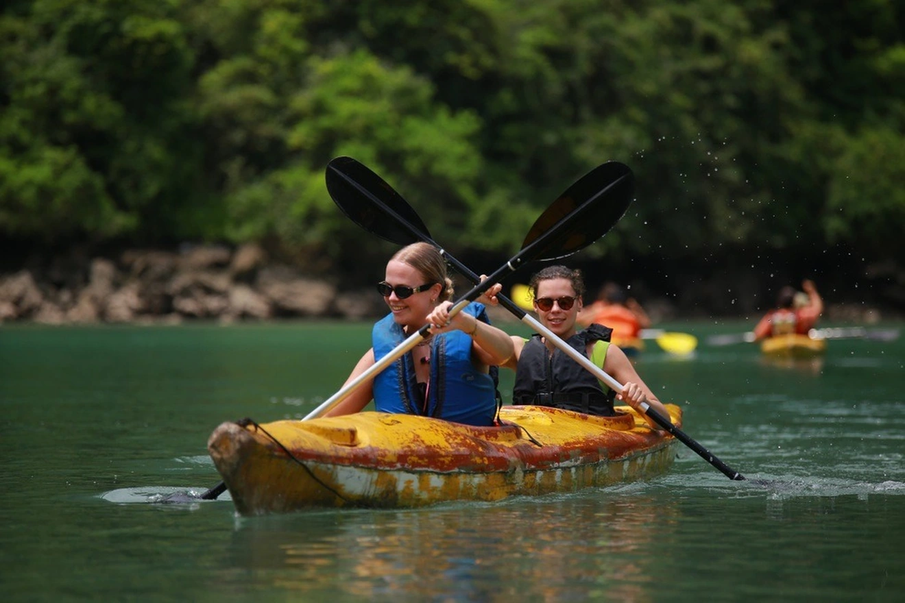 Chiếc kayak nhỏ đưa du khách len giữa những đảo đá của vịnh Lan Hạ trong ngày mùa lạnh trời quang