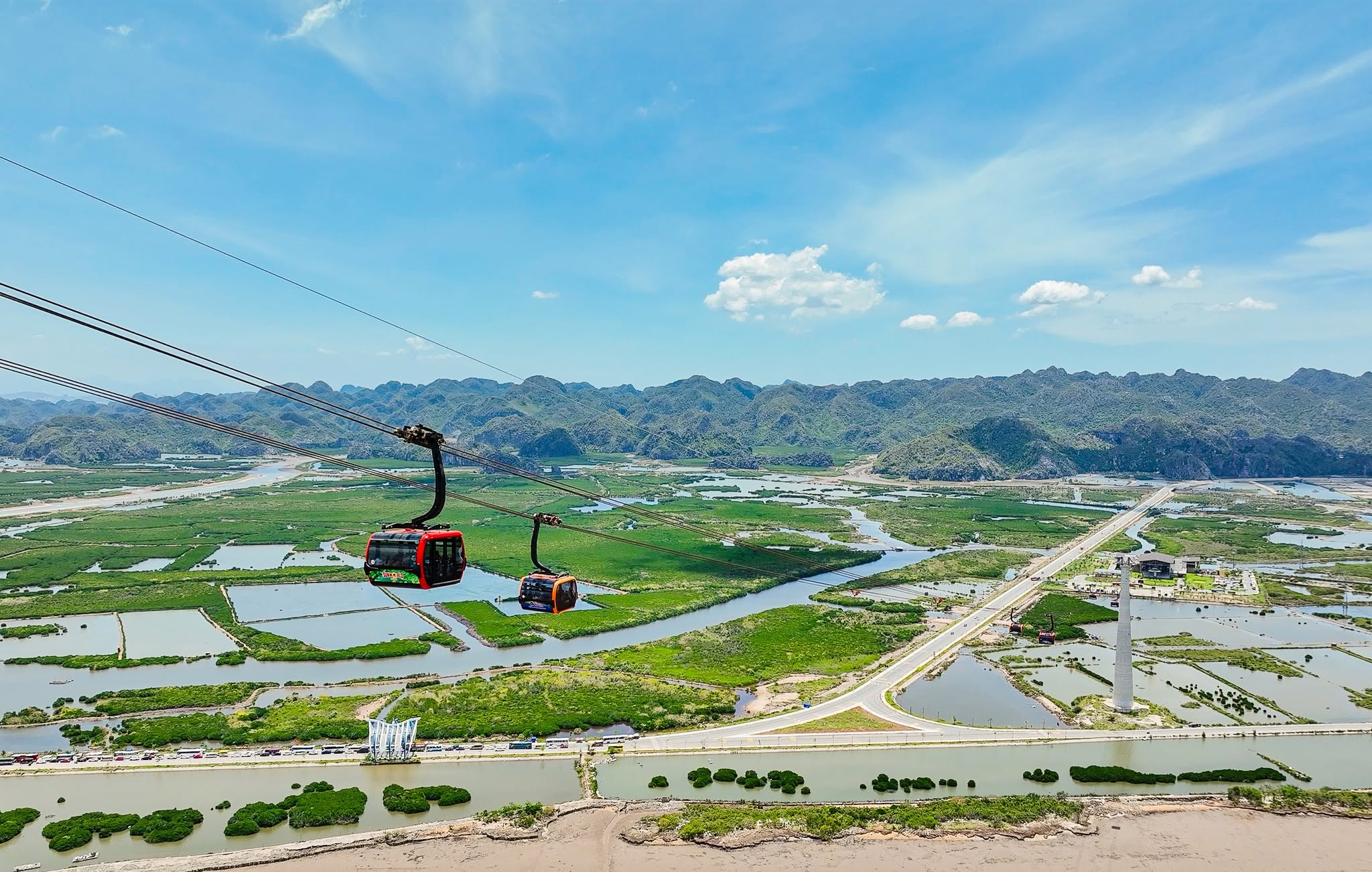 Nhìn từ cáp treo, Cát Bà mùa lạnh mở ra với biển trời trong trẻo, điểm xuyết những mảng xanh trải dài về phía đảo