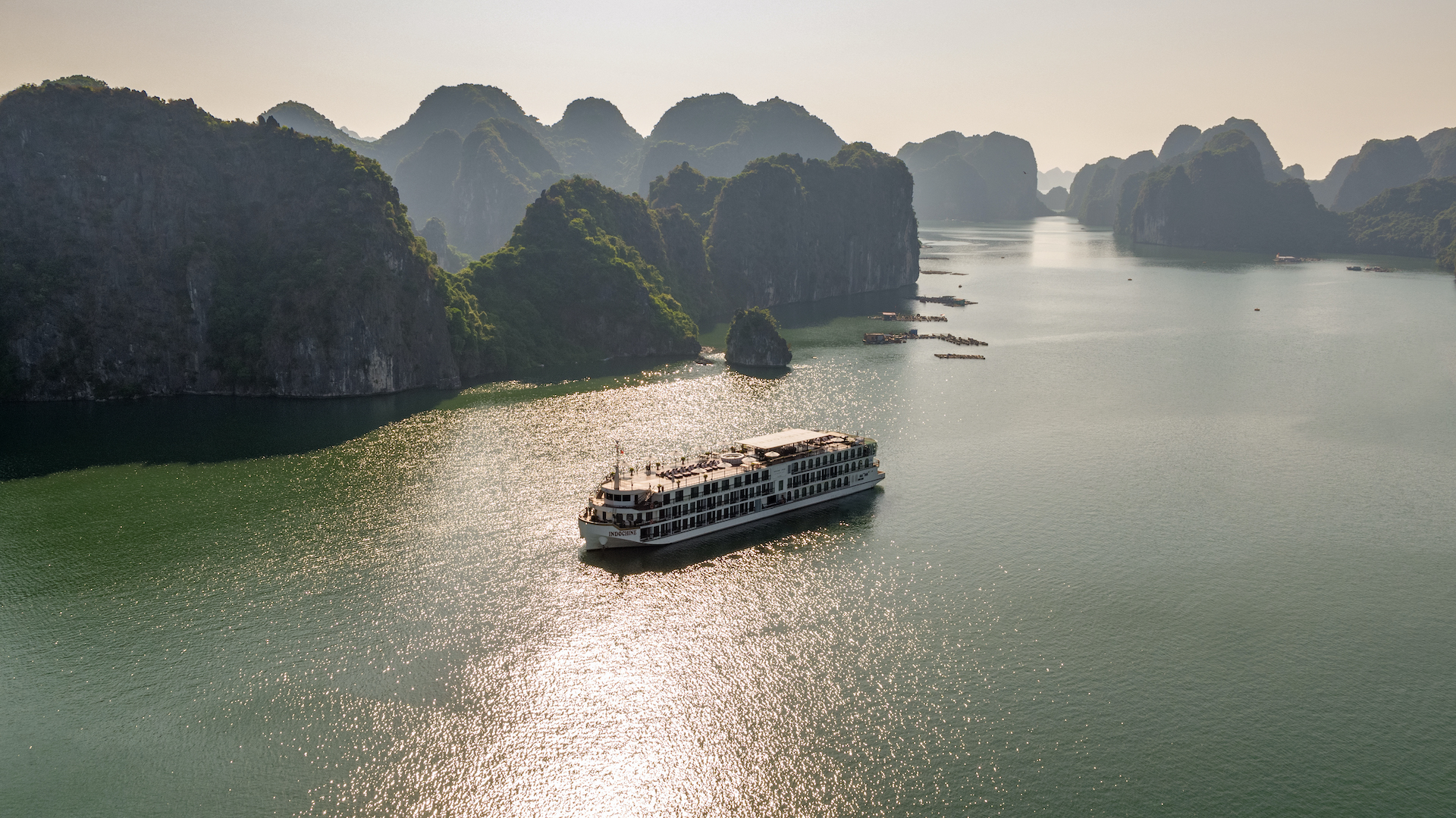 Cát Bà mùa lạnh mang vẻ yên bình với mặt biển xanh, núi đá và những khoảng không gian thoáng đãng hơn mùa hè