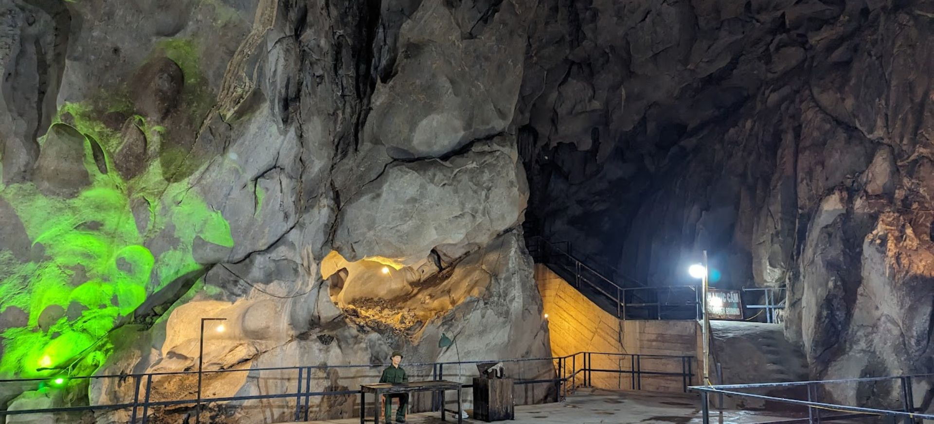 Hang Quân Y nằm sâu trong núi đá, lưu giữ những dấu tích gắn với một giai đoạn lịch sử của Cát Bà