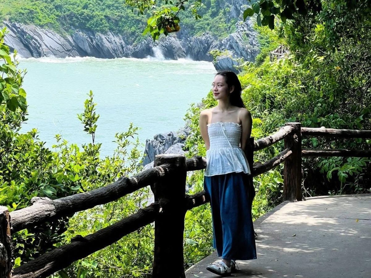 Đi bộ ven biển là một cách nhẹ nhàng để khám phá Cát Bà