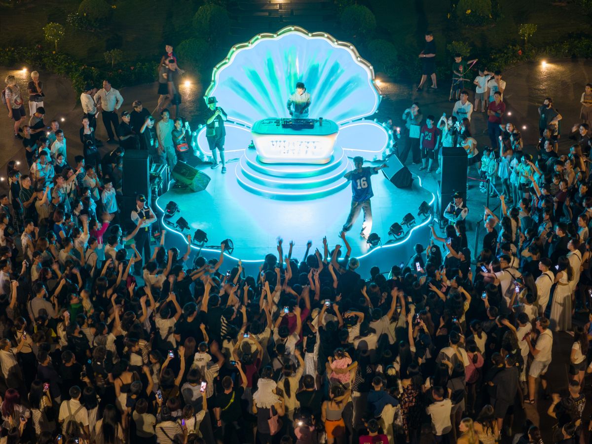 Chợ đêm VUI-Fest Cát Bà có cần mua vé không là thắc mắc phổ biến của du khách khi lên kế hoạch khám phá Cát Bà về đêm. VUI-Fest hiện không yêu cầu vé vào cổng riêng, bạn có thể dạo chợ, check-in, ngắm cảnh và thưởng thức không khí biển. Chi phí chỉ phát sinh khi ăn uống, mua sắm hoặc sử dụng các dịch vụ, trải nghiệm có tính phí.