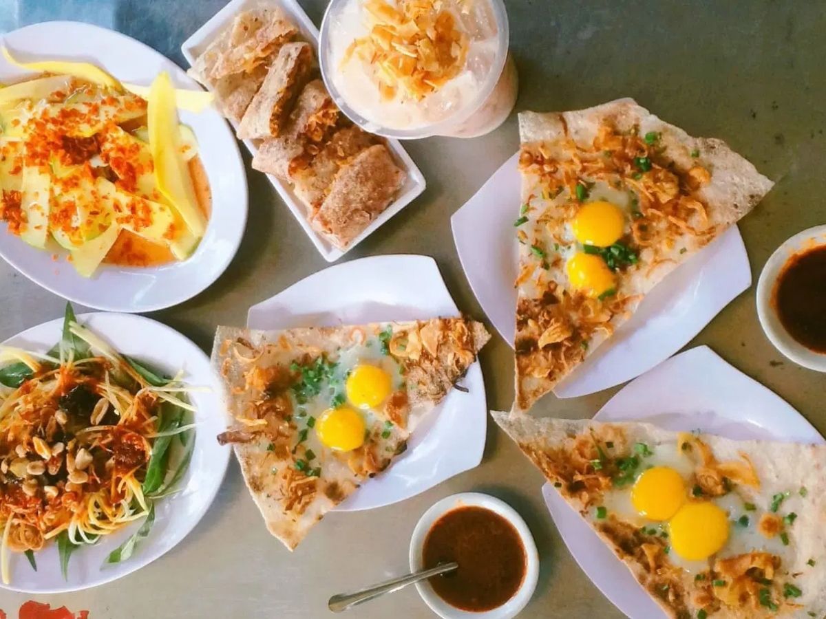 Yếu tố tạo nên thương hiệu cho bánh kẹp Đà Nẵng chính là chén nước chấm đậm đà, được nấu từ nước bò kho