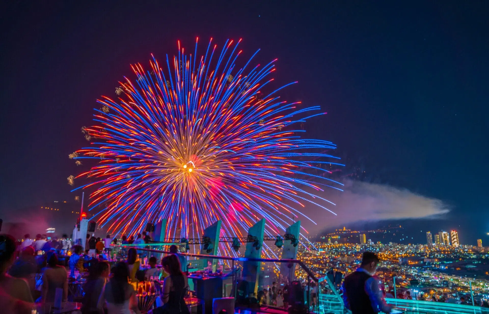 Ngắm pháo hoa từ&nbsp;Sky36 Bar