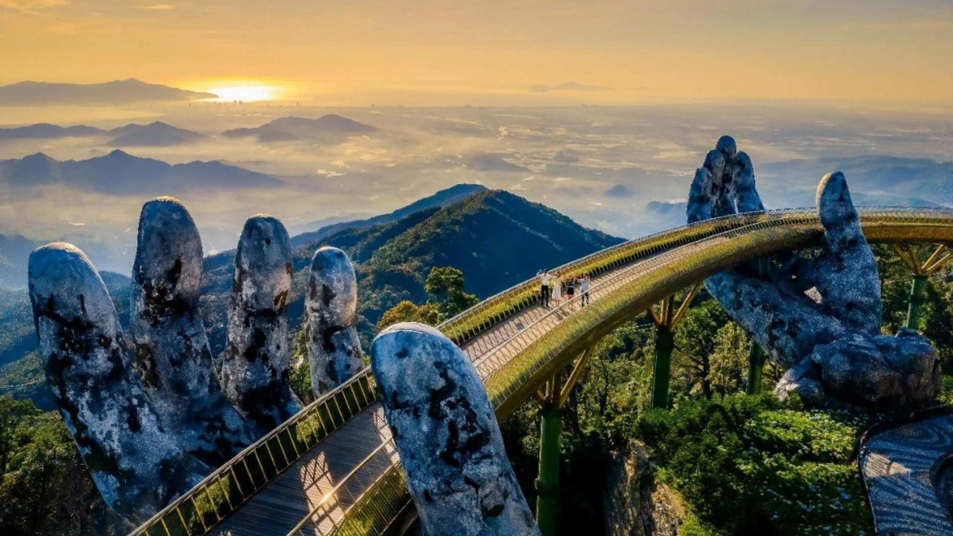 Cầu Vàng xuất hiện như một dải lụa vàng óng được nâng đỡ bởi đôi bàn tay khổng lồ