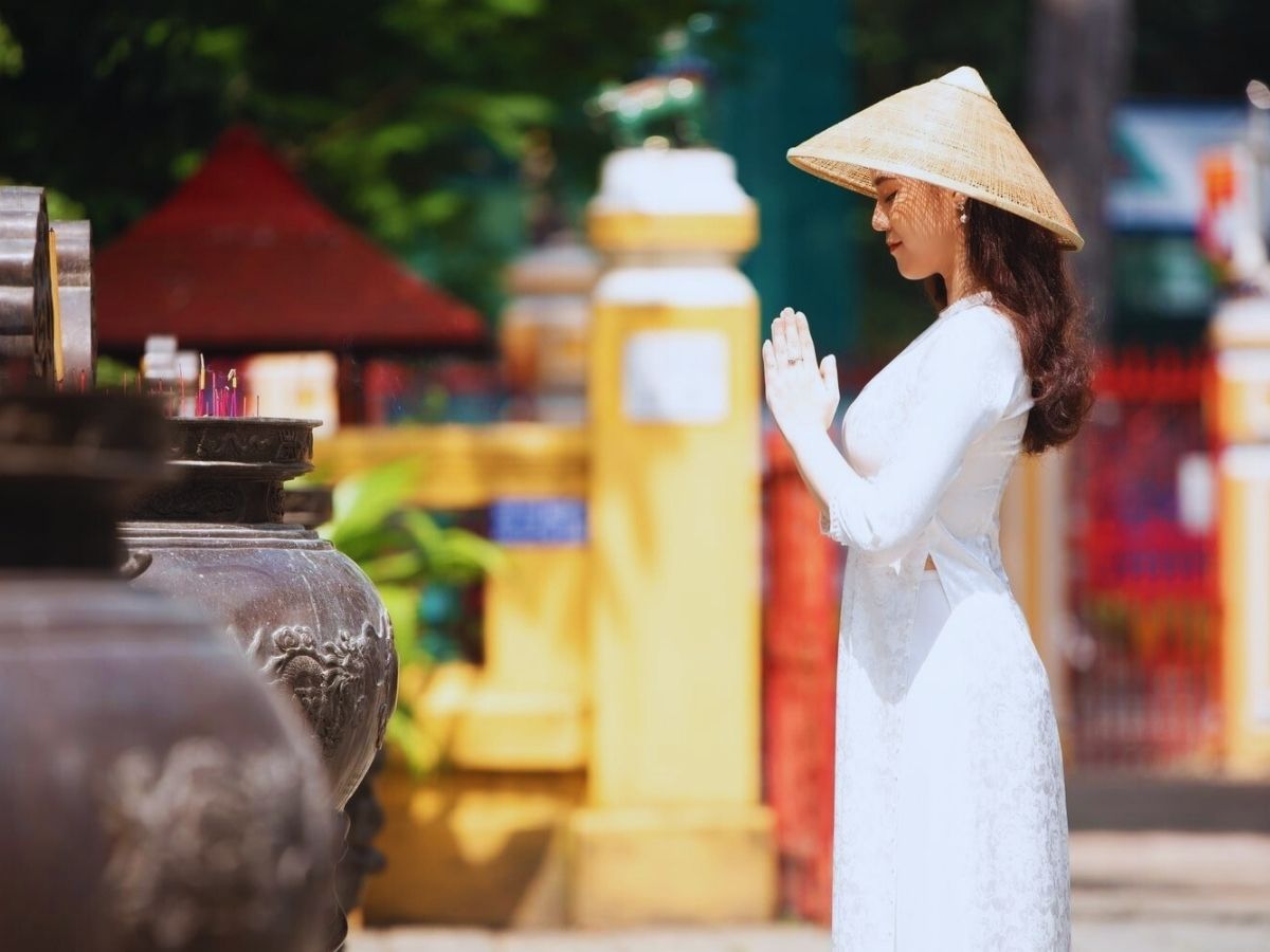 Nên ăn mặc trang trọng, kín đáo khi đến lễ đền bà chúa Thượng Ngàn Đà Nẵng