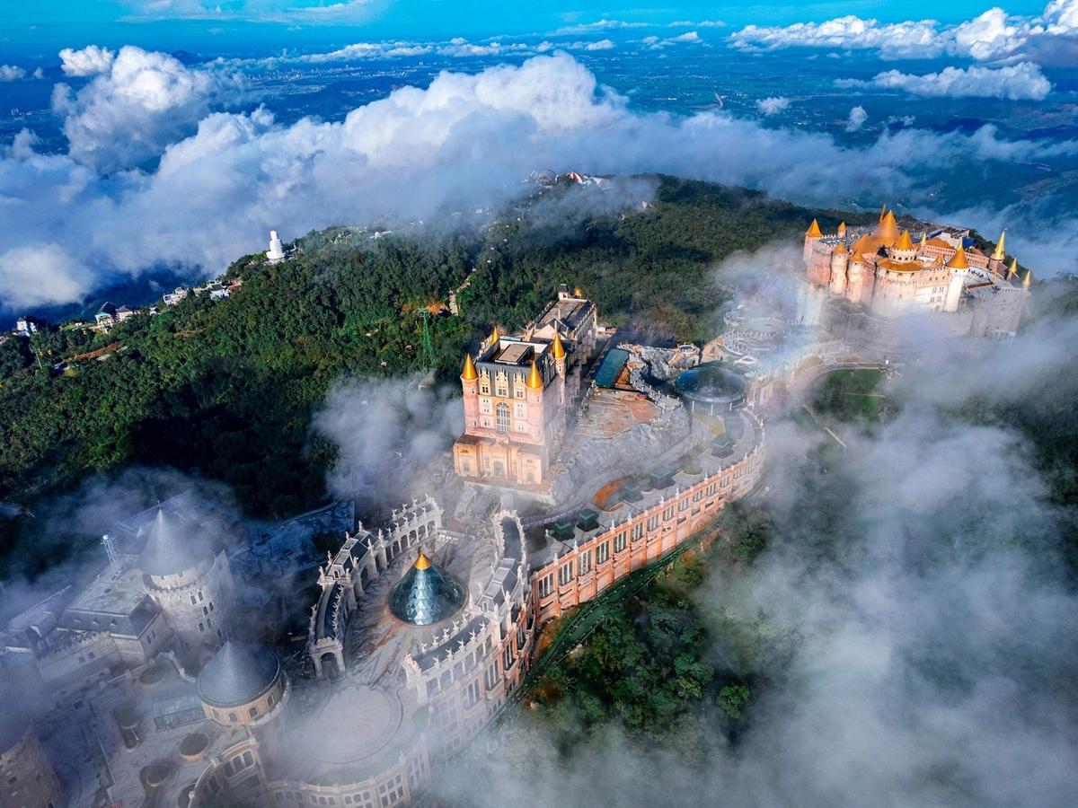Ba-Na-Hills-noi-bat-voi-canh-quan-nui-rung-hung-vi-hai-ben-duong-tao-nen-cam-giac-phan-khich.