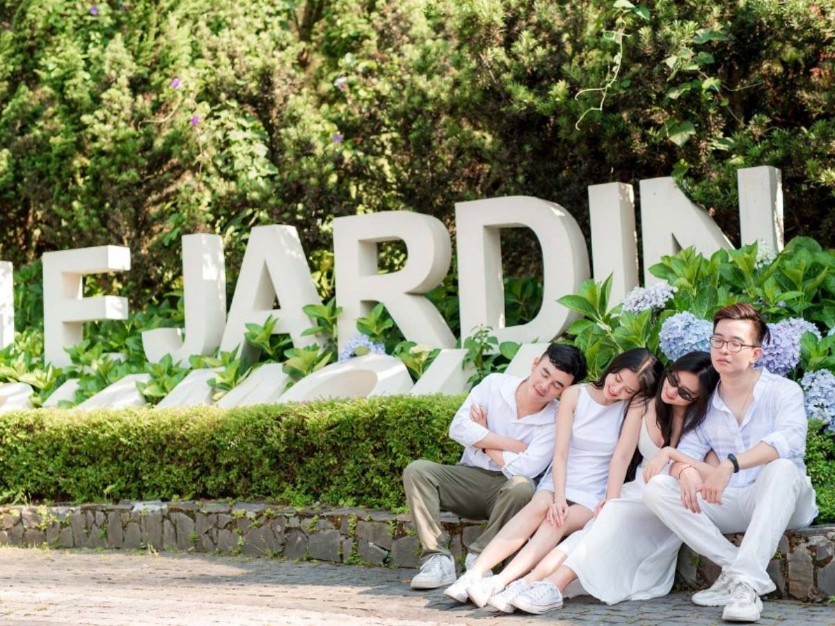 Lua-chon-giay-dep-phu-hop-la-dieu-quan-trong-de-tham-quan-vuon-hoa-Le-Jardin-DAmour-tron-ven.jpg