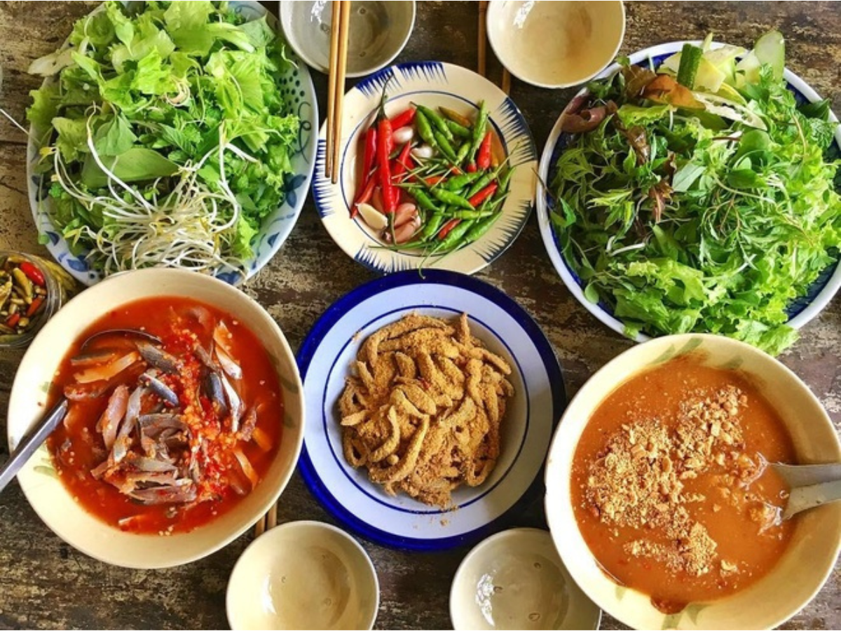 Gỏi cá Nam Ô gây ấn tượng với cá tươi thái mỏng hòa quyện rau rừng
