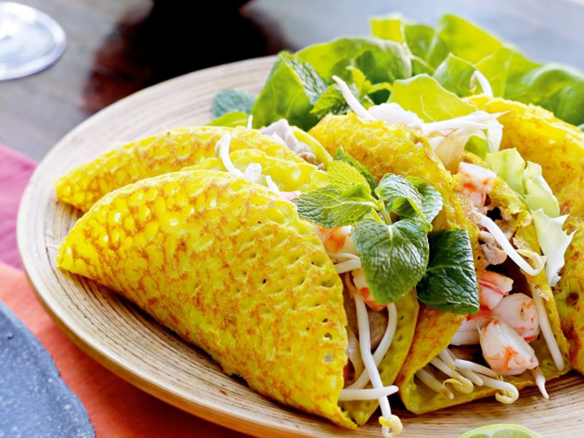 Bánh xèo giòn rụm, nhân tôm thịt ngọt thanh, ăn kèm rau sống và nước chấm chua ngọt vừa miệng