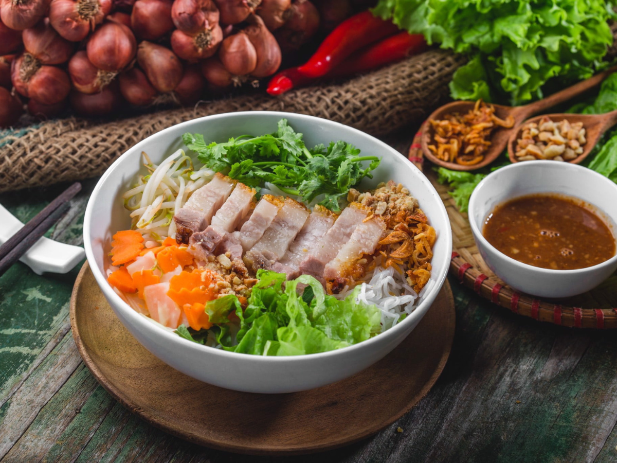 Bún mắm nêm thể hiện tinh hoa ẩm thực miền Trung với vị mắm nêm đặc sắc