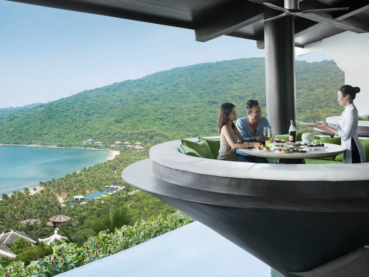 Nhà hàng Citron Restaurant sang trọng trong khu nghỉ dưỡng InterContinental, nơi mỗi bàn ăn đều hướng ra vịnh biển