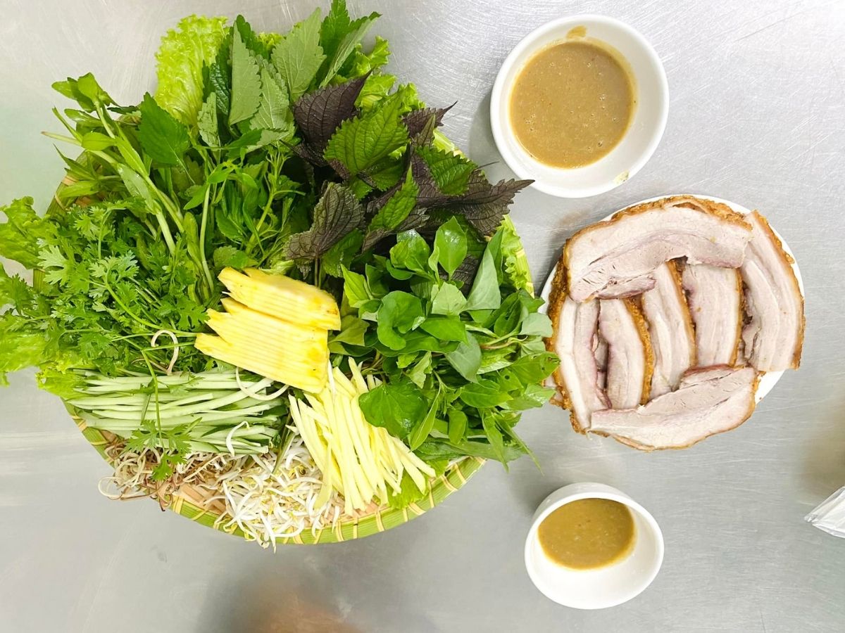 Món bánh tráng cuốn thịt heo phong phú và hấp dẫn nhờ sự đa dạng của các loại rau sống và rau thơm đi kèm