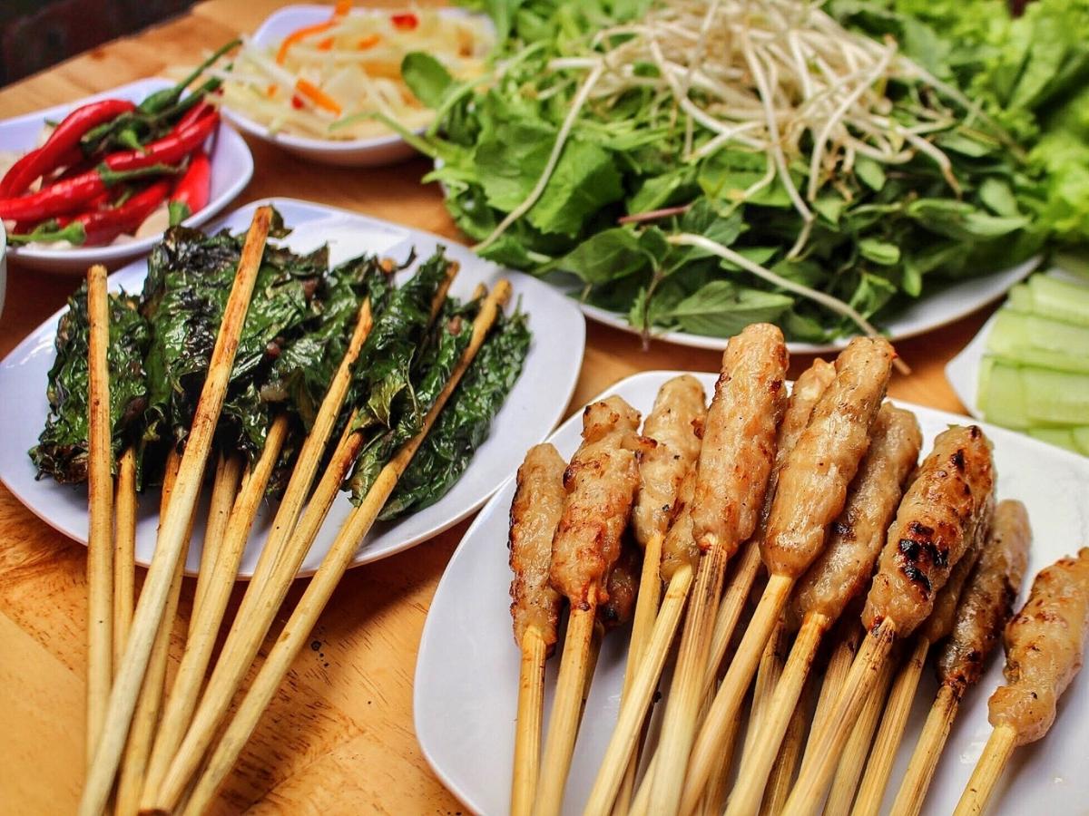 Quán Bé Na nổi tiếng với món nem lụi bò lá lốt độc đáo được nhiều người dân và du khách yêu thích