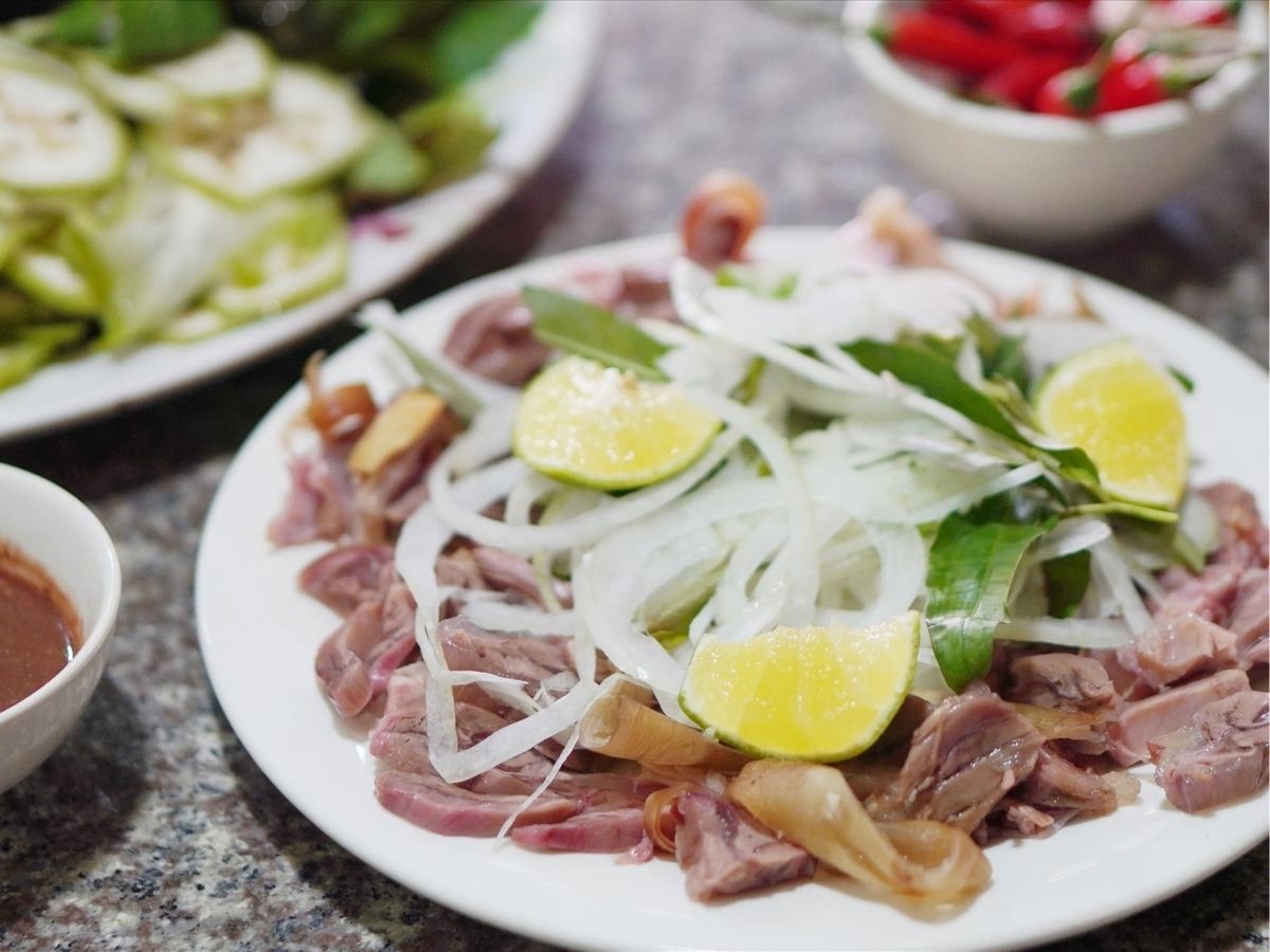 Điểm nhấn đặc biệt chính là "hai tầng thịt" khi thái lát sẽ thấy rõ lớp thịt chín bên ngoài và phần tái hồng bên trong