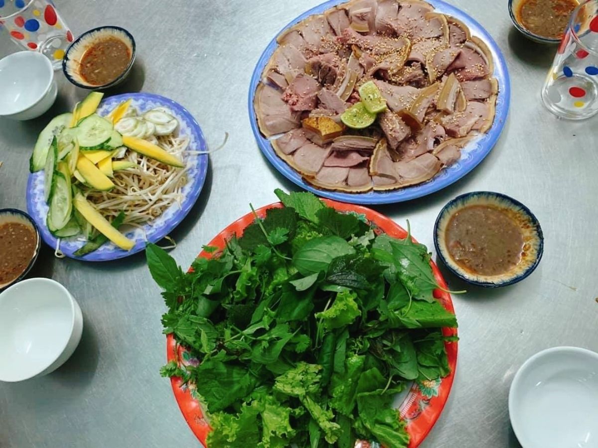 Bê thui Cầu Mống Đà Nẵng Huynh Đệ nổi tiếng với nguyên tắc thái thịt tươi khi khách gọi món