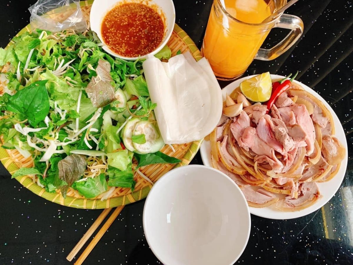 Quán Rô gây ấn tượng với thịt thái mỏng đều tay và nước mắm pha theo công thức riêng