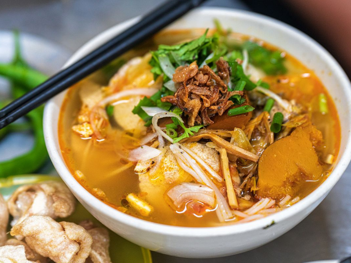 Bún chả cá Đà Nẵng là món ăn dân dã giàu hương vị với nước dùng thanh ngọt