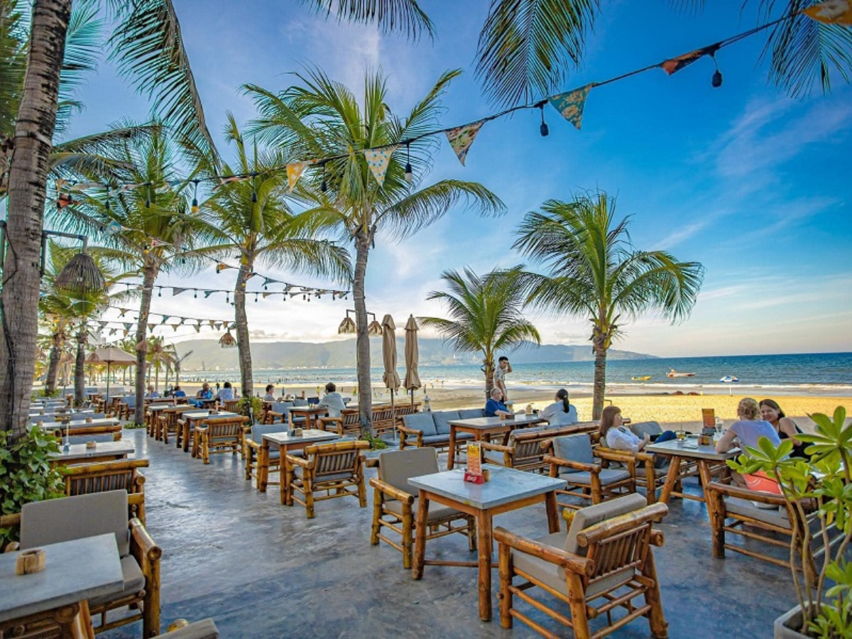 Khu ẩm thực dọc biển Mỹ Khê thu hút du khách