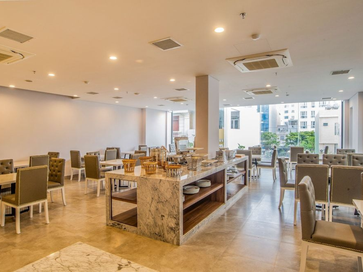 Khu vực nhà hàng ấm cúng tại Sea Light Hotel Da Nang