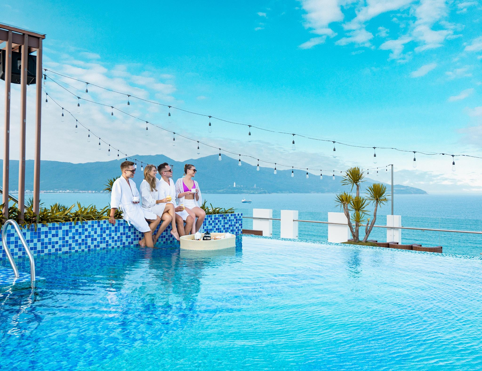 Du khách trải nghiệm hồ bơi với view sát biển tại Đà Nẵng