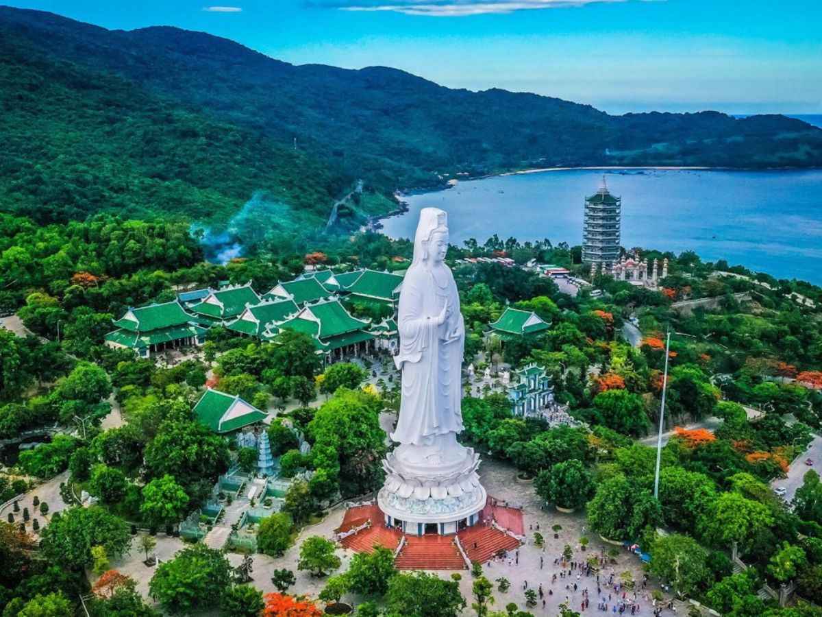 Chùa Linh Ứng là điểm tham quan ấn tượng khi du lịch Đà Nẵng tự túc