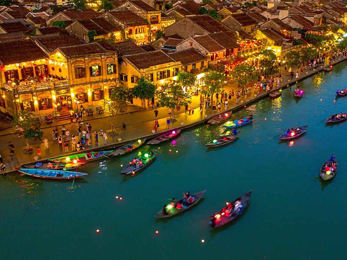 Phố cổ Hội An mang nét đẹp cổ kính khiến bao người say mê.