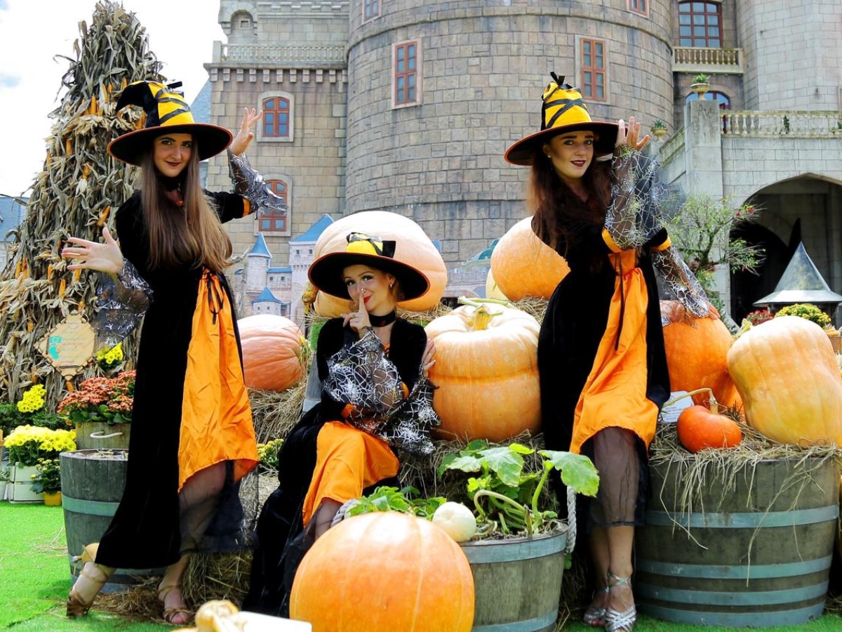 Du khách hóa trang thành những mụ phù thủy áo đen tại Halloween Ba Na Hills