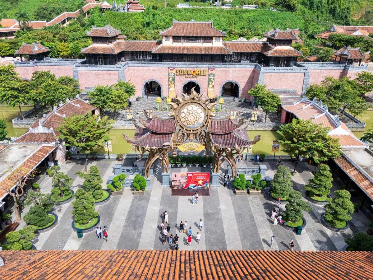 Ngày thứ hai khám phá Sun World Ba Na Hills với cáp treo Guinness World Records và Cầu Vàng nổi tiếng