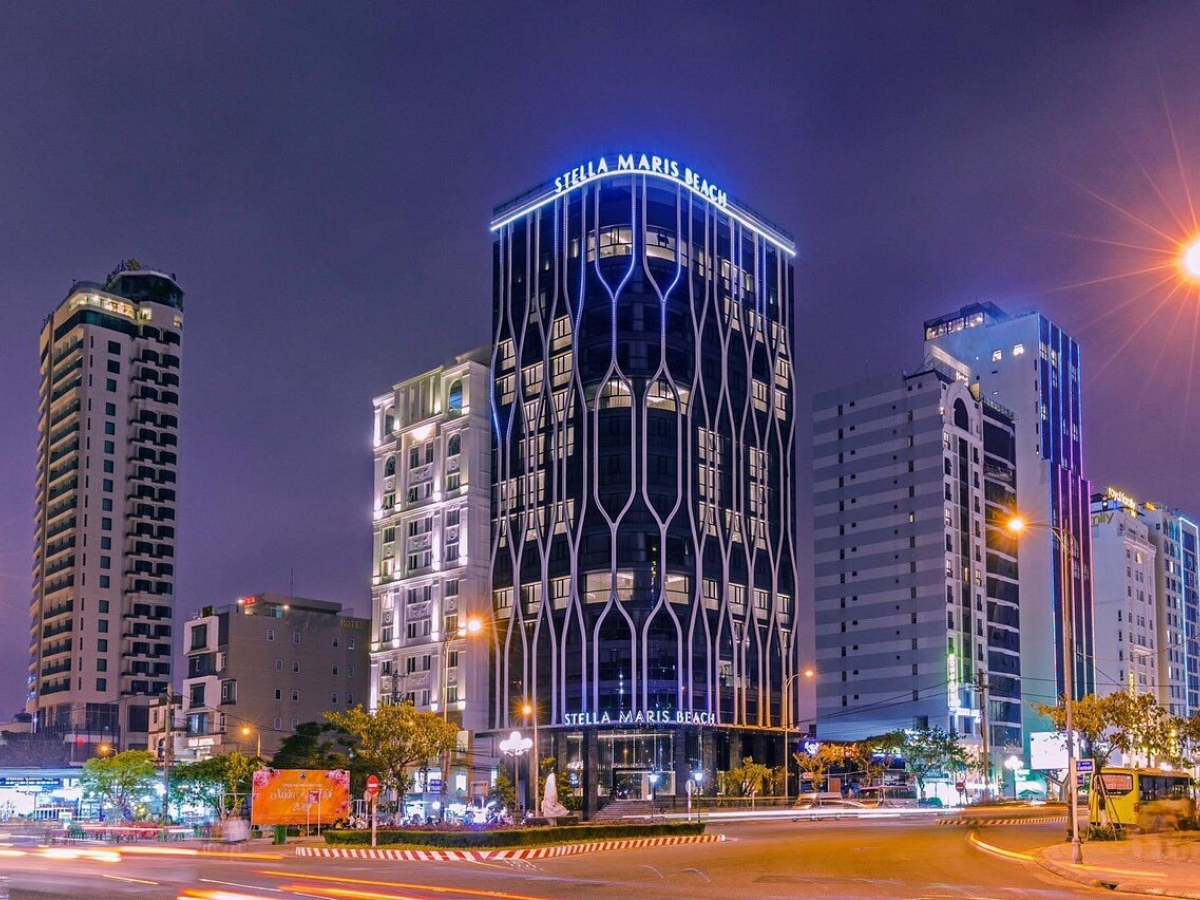 Toàn cảnh khách sạn The Maris lung linh giữa góc đường