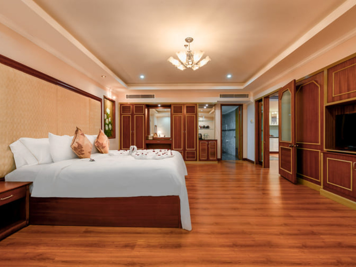 Phòng được trang trí bằng gỗ tự nhiên mang lại cảm giác ấm cúng