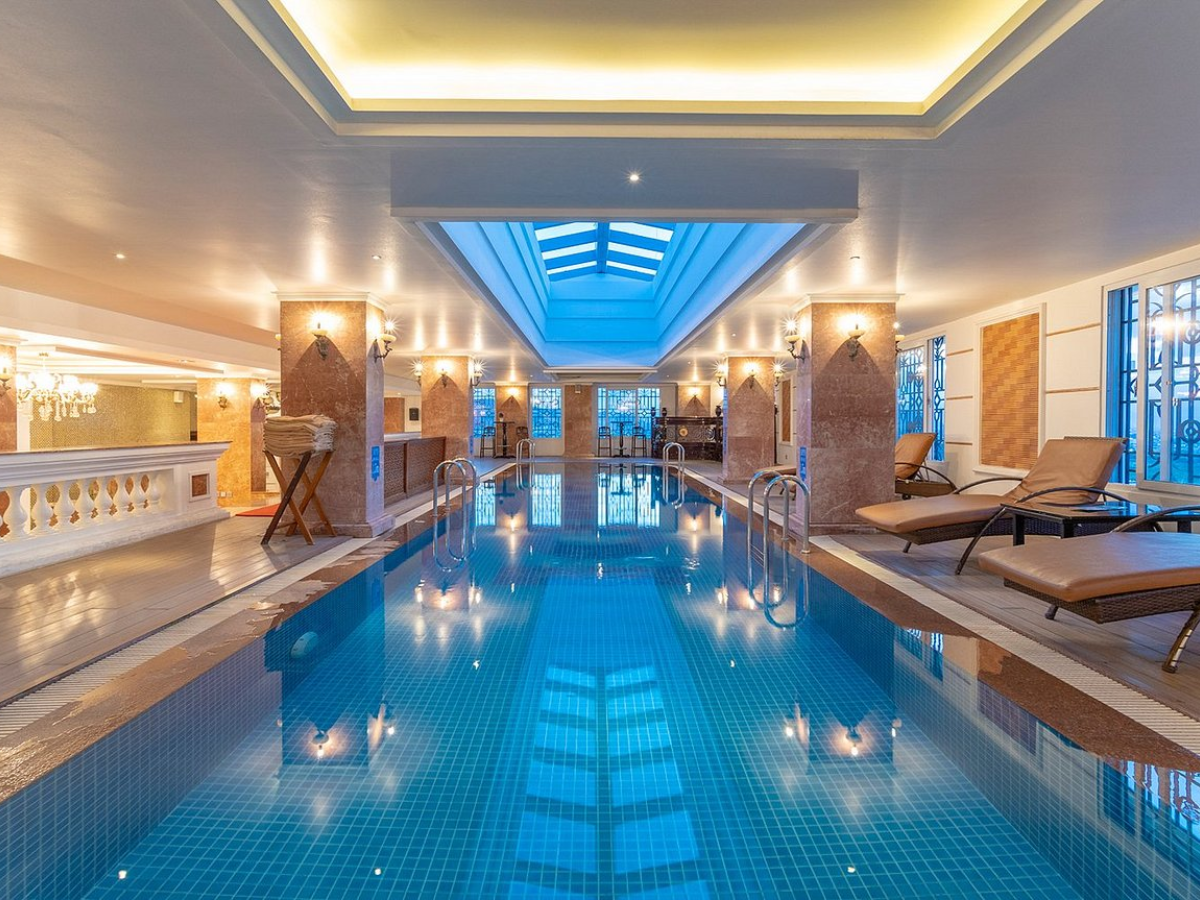 Hồ bơi trong nhà trang bị đèn LED hiện đại