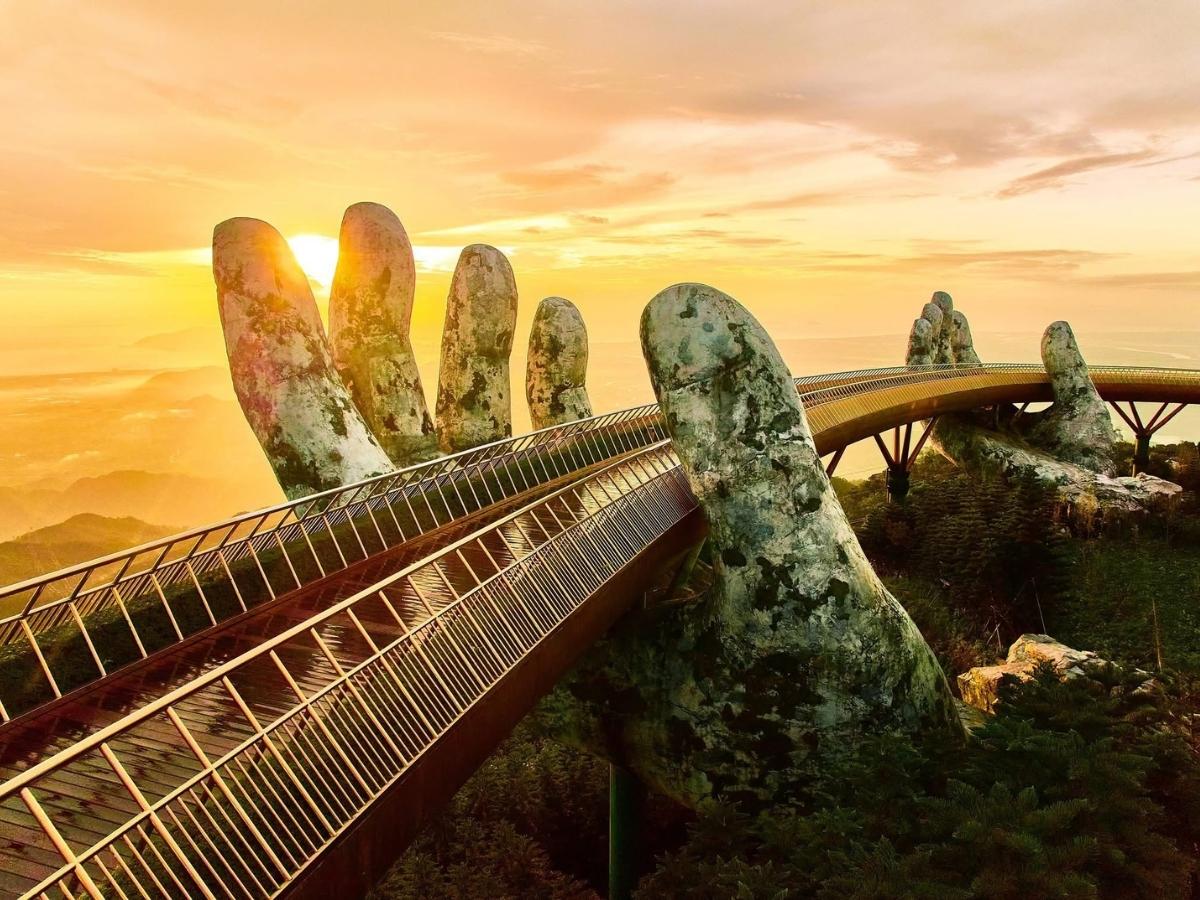 Cầu Vàng với đôi bàn tay khổng lồ đỡ lấy đã trở thành biểu tượng của du lịch Việt Nam