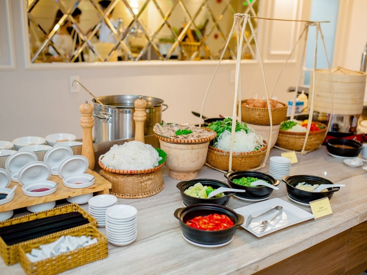 Nên lưu ý kiểm tra nhà hàng bên trong có phục vụ buffet sáng với thực đơn đa dạng và phong phú hay không