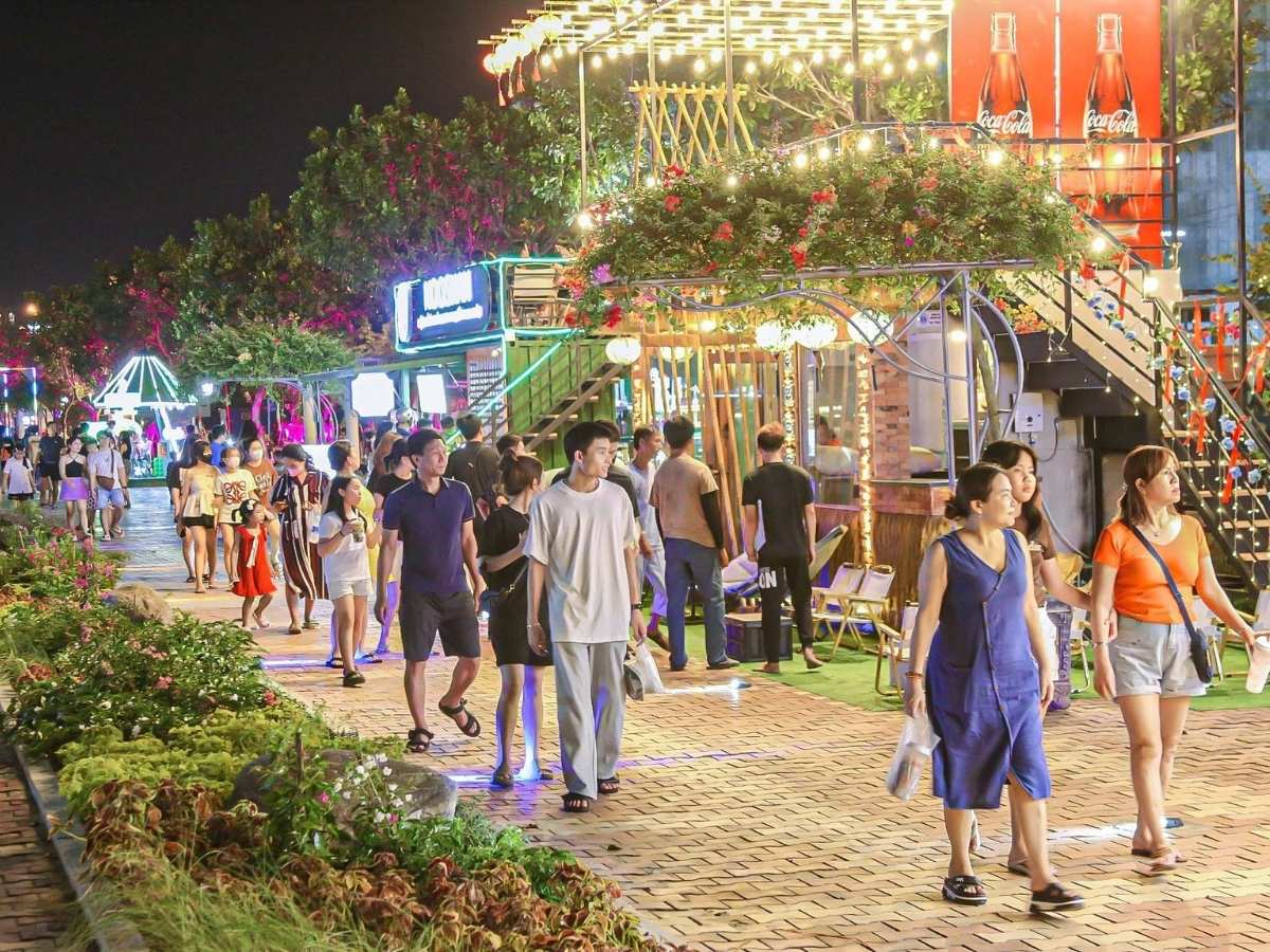 Phố đi bộ Bạch Đằng dọc bờ sông với không gian xanh mát, các hoạt động biểu diễn nghệ thuật vào cuối tuần