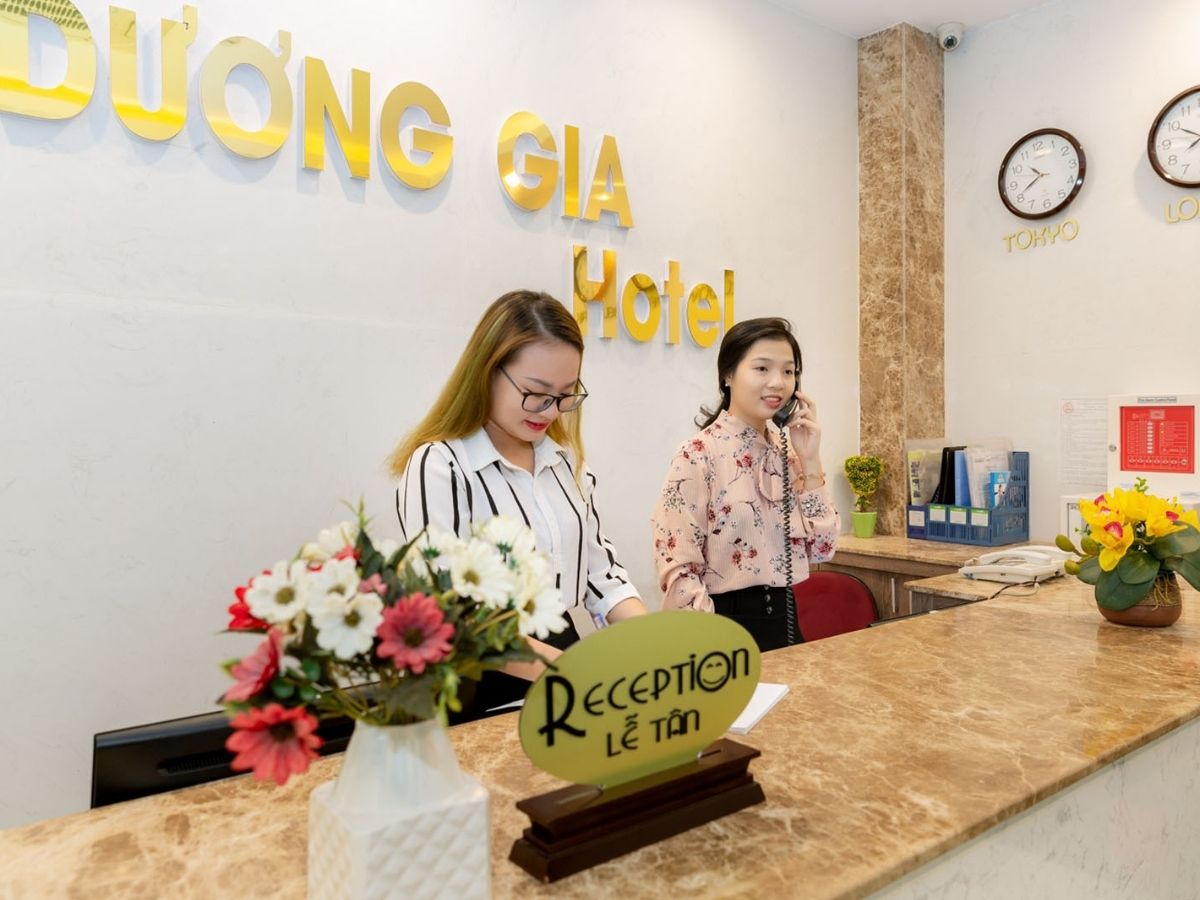 Dương Gia Hotel gây ấn tượng với vị trí đắc địa trên đường Phạm Thiều.