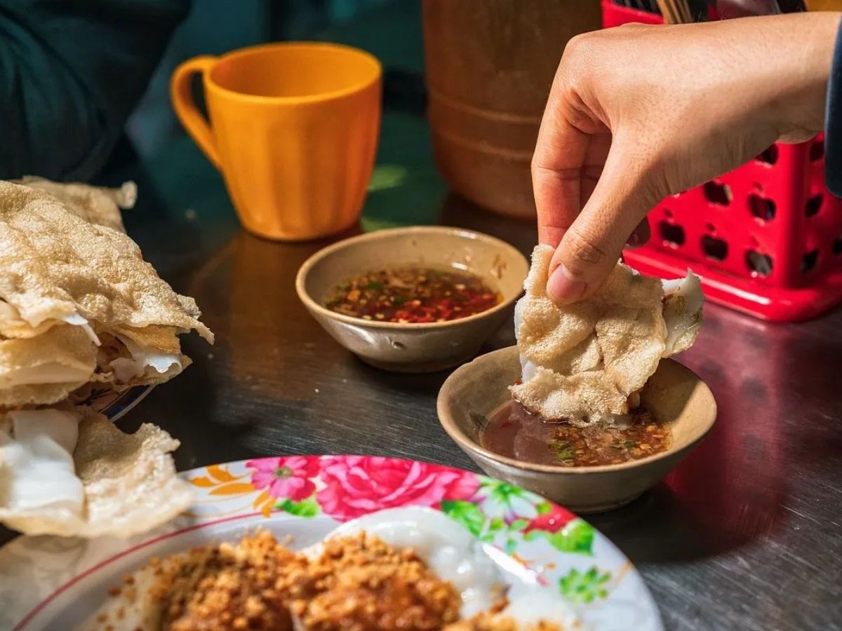 Thưởng thức bánh đập trong không gian se lạnh của buổi tối, nghe tiếng bánh vỡ giòn