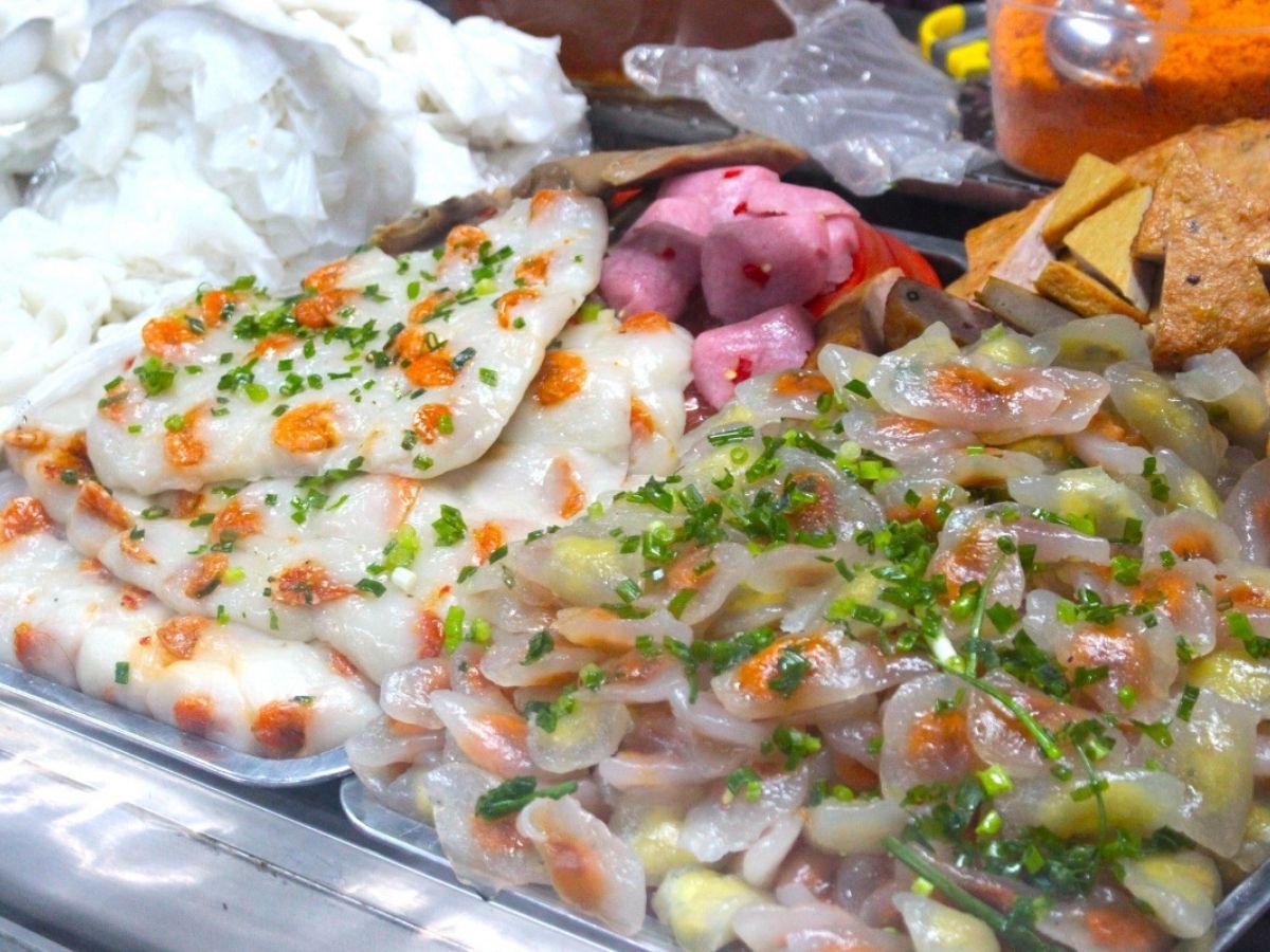 Vỏ bánh tại quán có độ trong đẹp mắt, nhân tôm thịt thơm ngọt, được chế biến dựa trên công thức cổ truyền