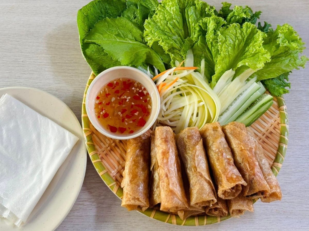 Ẩn mình trong kiệt 231 Lê Duẩn, ram cuốn cải Đà Nẵng của Dì Hoa thu hút nhiều thực khách