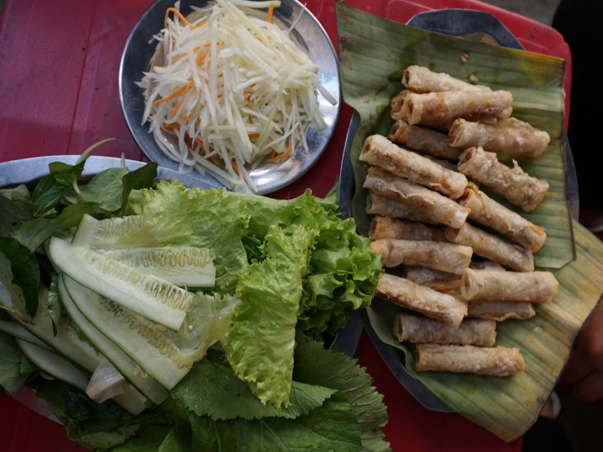 Đây là quán ram cuốn cải này được xem là một trong những điểm đến lâu năm và được tin cậy nhất tại Đà Nẵng