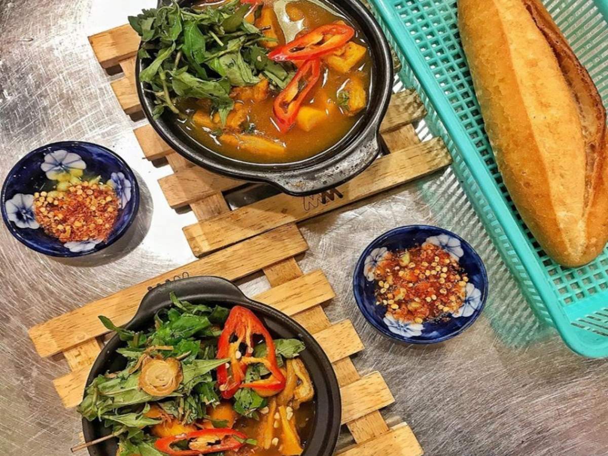 Tại Đà Nẵng, phá lấu được thay đổi để phù hợp với khẩu vị địa phương giảm vị ngọt nhấn mạnh vào vị cay đặc trưng