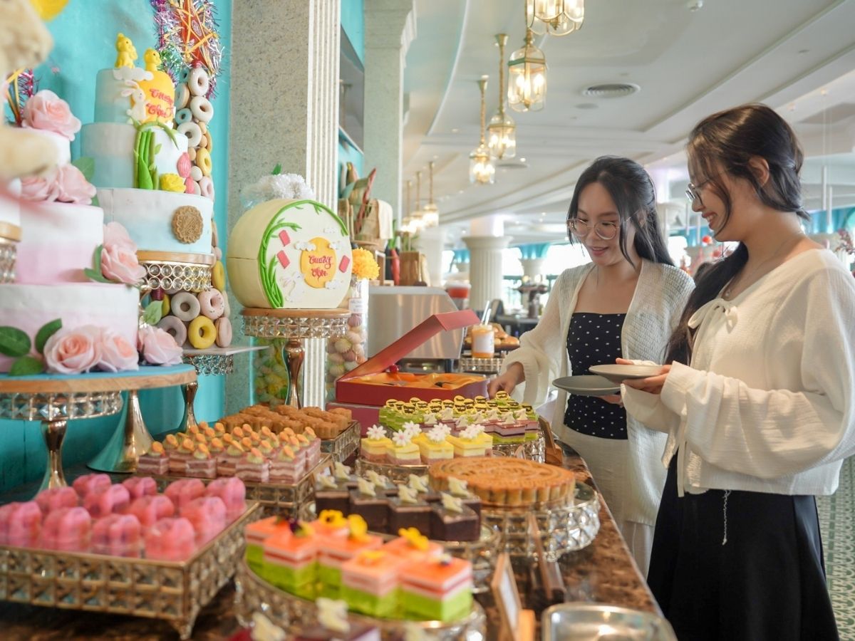 Buổi trưa, du khách có thể dành thời gian thưởng thức buffet đa dạng giữa không gian sang trọng tại Bà Nà Hills giữa thiên nhiên