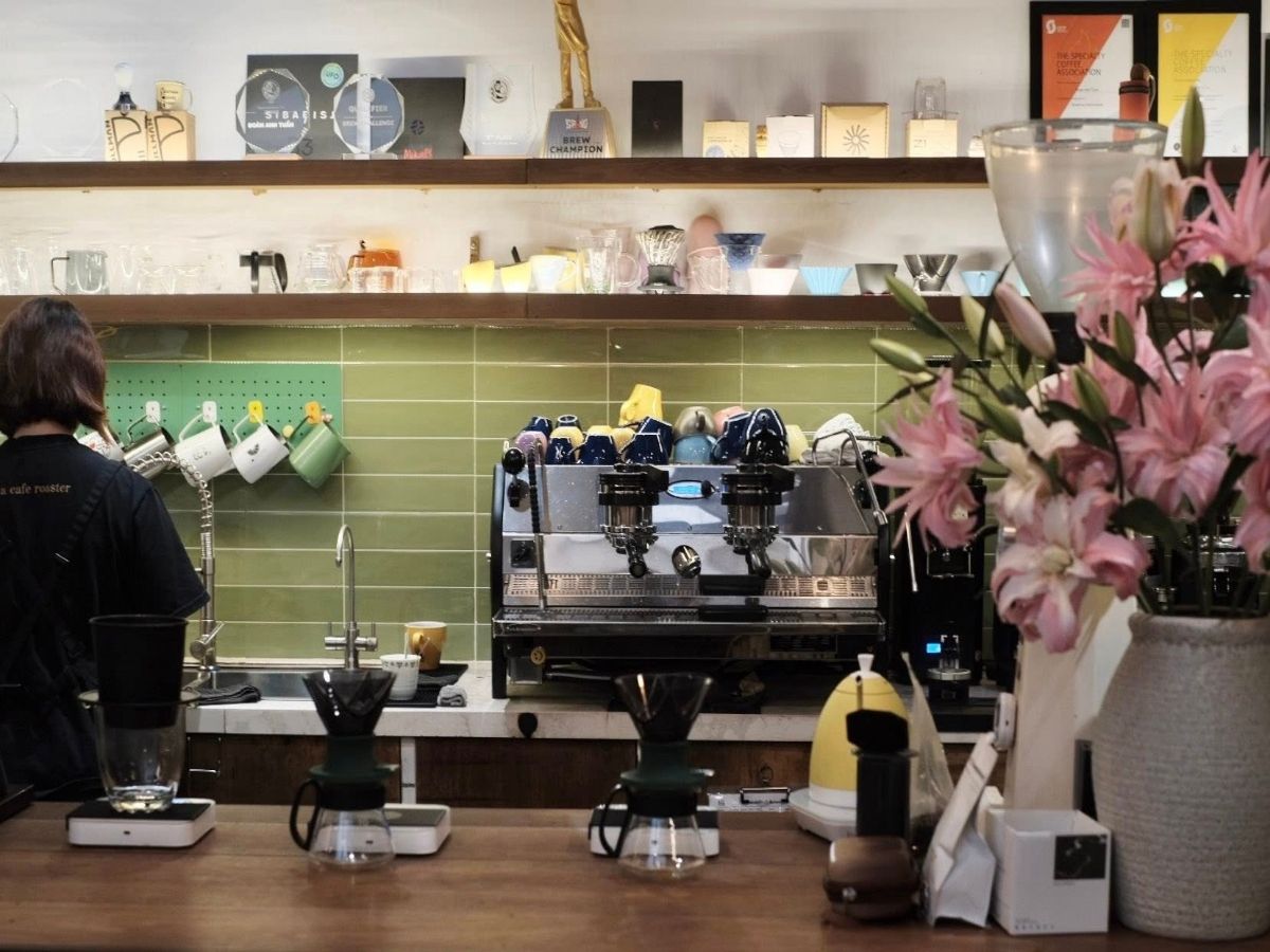 Điểm nhấn của Àla Cafe là sử dụng các loại cà phê rang xay đặc sản được lựa chọn kỹ càng từ những vùng trồng nổi tiếng