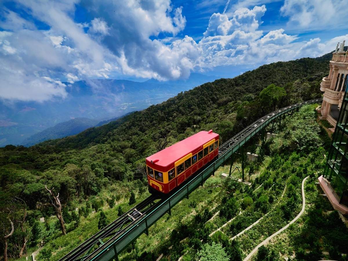 Bắt đầu ngày mới bằng việc khám phá Sun World Ba Na Hills, một điểm nghỉ dưỡng giữa không gian mây trời thơ mộng