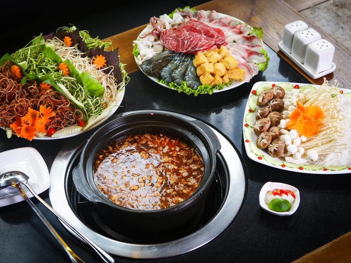 Buổi tối là thời điểm thích hợp nhất để thưởng thức lẩu hải sản, nhất là tại các quán sát biển với không khí mát mẻ, dễ chịu