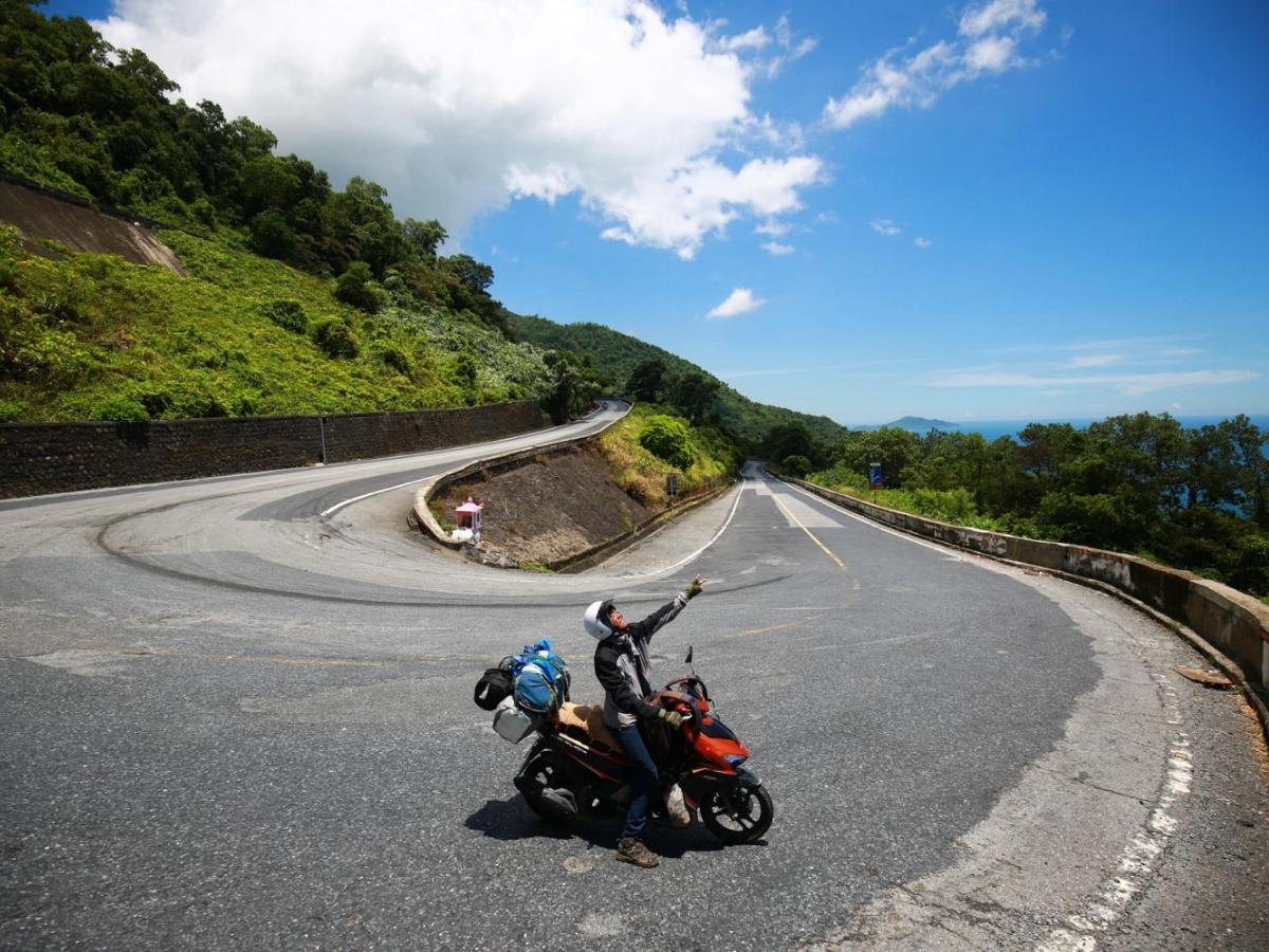 Nếu chọn đi từ Đà Nẵng đến Huế bằng xe máy vượt đèo, bạn cần có kinh nghiệm và luôn chú ý an toàn khi vào những đoạn cua gấp