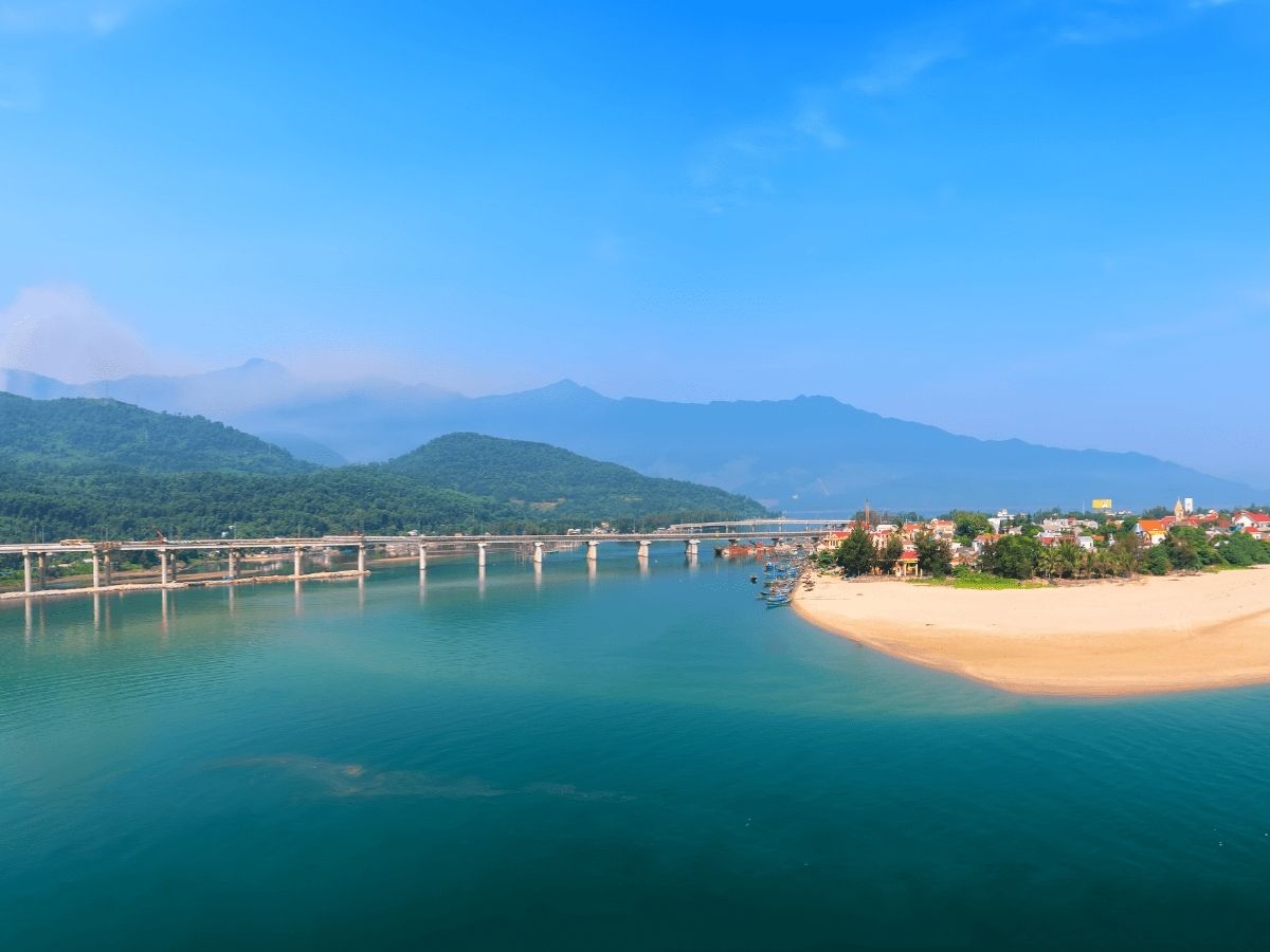 Vịnh Lăng Cô nổi tiếng với bãi biển cát trắng dài, nước biển trong xanh và nhiều nhà hàng phục vụ hải sản tươi sống